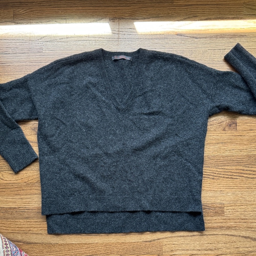 Feel The Piece CASHMERE Charcoal V-Neck Sweater
